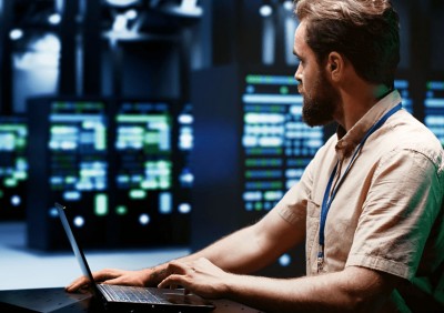 IT worker monitoring data center – The power of AI on the mainframe | DXC Technology Insights